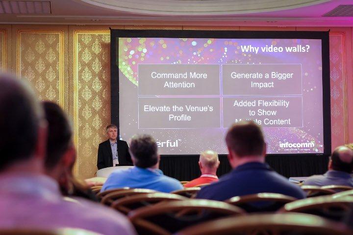 Tim Griffin, CTO von Userful, hält auf der Infocomm 2018 einen Vortrag über AV-over-IP und warum Videowände wichtig sind