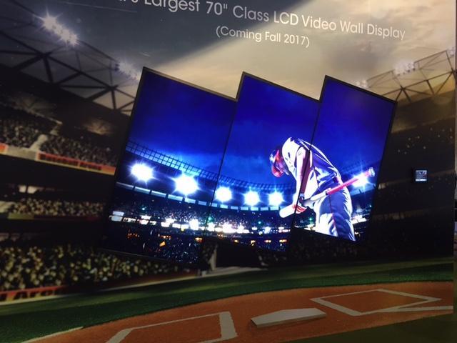 Eine Videowand, bestehend aus 3 70-Zoll-LCD-Videobildschirmen, die einen Baseballspieler in einem Stadion zeigen