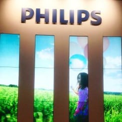 Philips Signage-Lösungen Stand mit Werbung auf Videowand auf der ISE 2017 Amsterdam