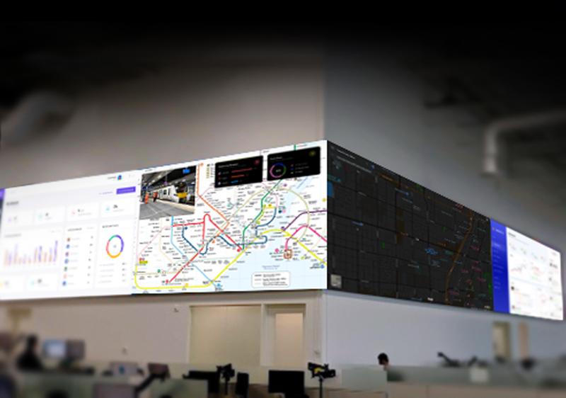 Videowand in einem noc-Kontrollraum, die Transitkarten und Daten-Dashboards anzeigt