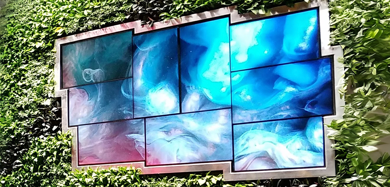 künstlerische Videowand mit mehreren Bildschirmen in verschiedenen Layouts