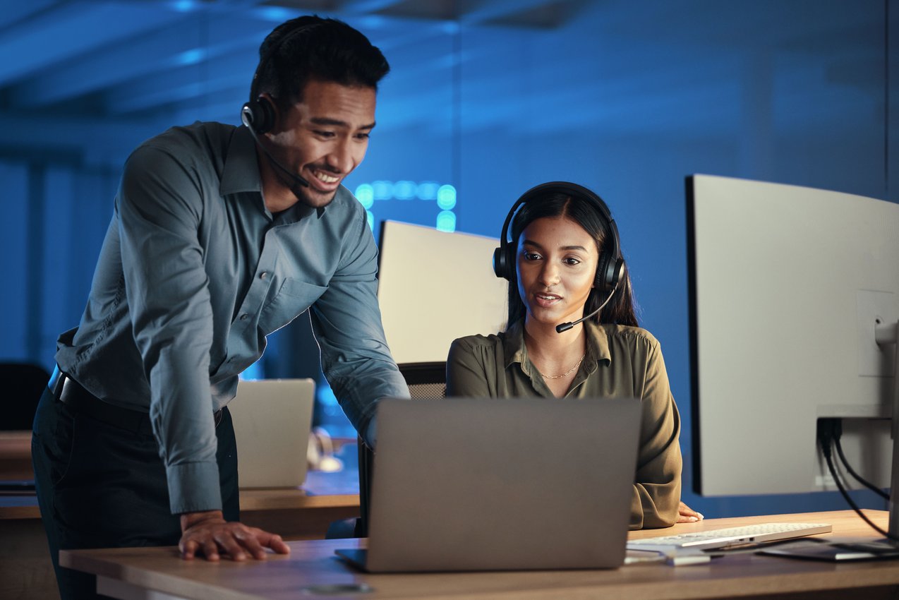Geschäftsmann-Callcenter-und-Coaching-am-Laptop