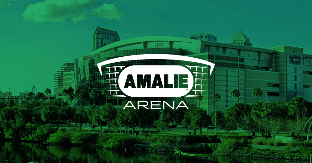 Amalie Arena mit grünem Overlay und Logo