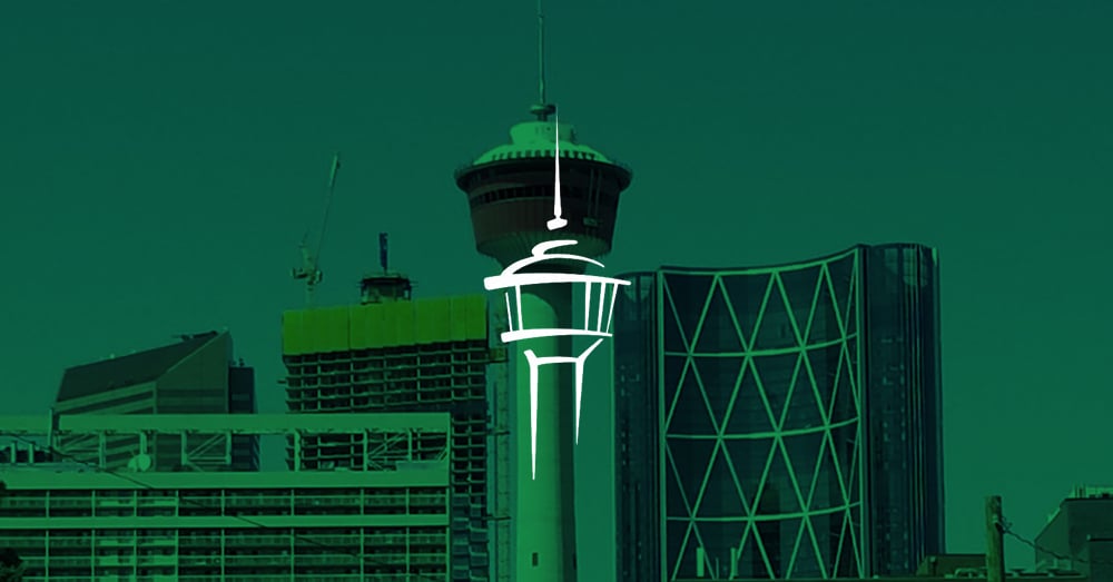 Turm von Calgary mit grünem Überzug und Logo