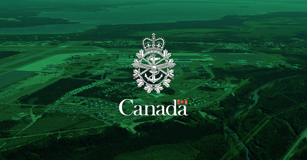 Weißes Logo der kanadischen Streitkräfte, zentriert auf einem grün überlagerten Foto eines Stützpunktes