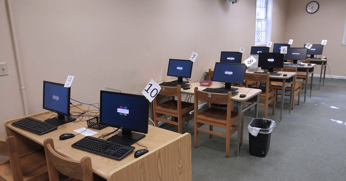 8 Arbeitsplätze in einem Computerraum in der öffentlichen Bibliothek von Monro Country, verwaltet von Userful Desktop