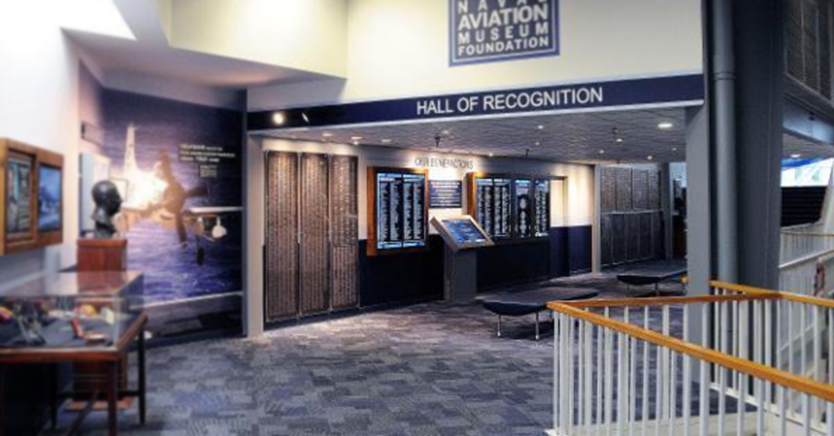 National Naval Aviation Museum leere Hall of Recognition, mit Videowänden für die Anzeige von Spenderleistungen