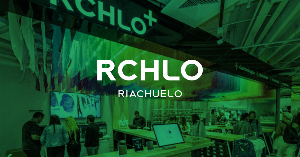 Riachuelo-Flagshipstore in São Paulo mit von Userful betriebener Videowand mit grünem Overlay und Logo