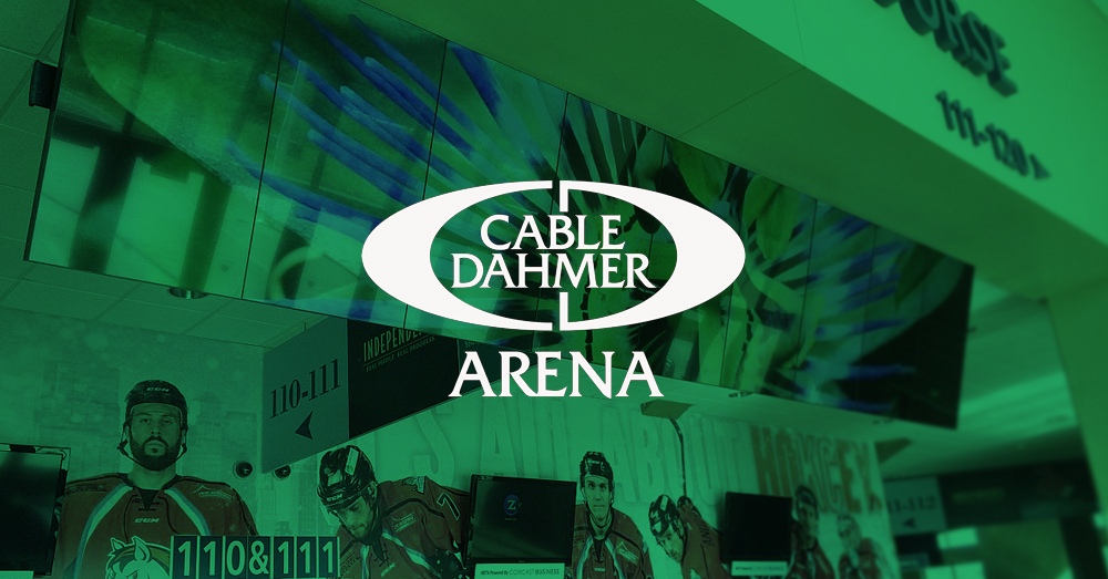 Hängende Videowand in der Silverstein-Arena mit dem Foto einer Blume, hinter der die Eishockeyspieler mit grünem Overlay und Logo zu sehen sind