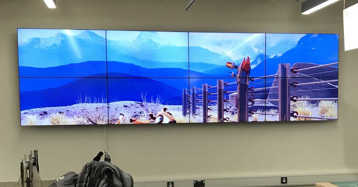 8-Panel-Videowand im Klassenzimmer, die einen Zeichentrickfilm zeigt