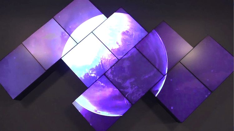 Künstlerische Videowand mit lila Mondkunst
