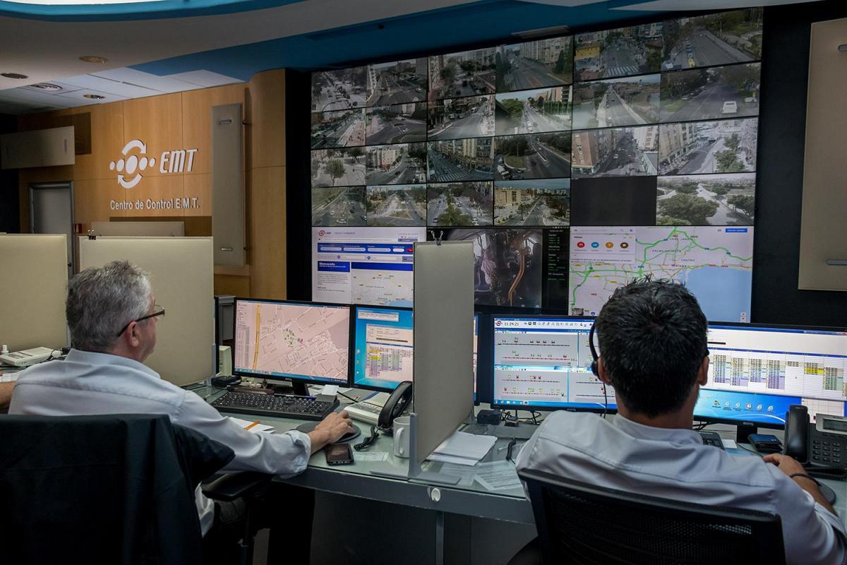 EMT-Kontrollzentrum mit Mitarbeitern, die an ihren Arbeitsplätzen die Transitbedingungen überwachen, und einer Videowand, die Transitstrecken, Live-Bilder und Daten anzeigt