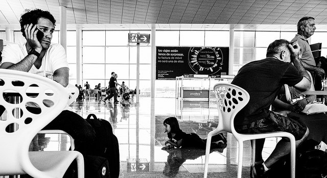  Flughafen mit Videowand, die Werbung zeigt, Schwarz-Weiß-Filter