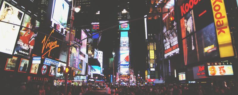 Der Times Square in New York City mit Videowänden und digitaler Beschilderung bei Nacht