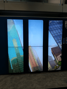 6-Panel-Videowand, die Wolkenkratzer zeigt