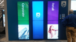 6-Panel-Videowand, die Philips Werbung zeigt