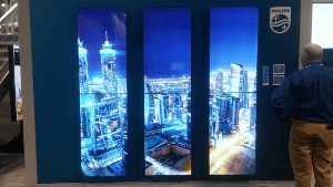 6-Panel-Videowand von Philips, die eine Innenstadt bei Nacht zeigt