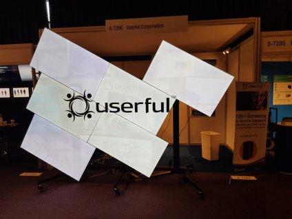 Eine Mosaik-Videowand auf der ISE 2018 in Amsterdam, die das Userful-Logo zeigt