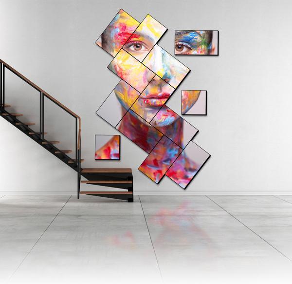 Eine moderne Treppe und eine künstlerische Mosaik-Videowand, die ein Kunstwerk mit einem gemalten Gesicht zeigt