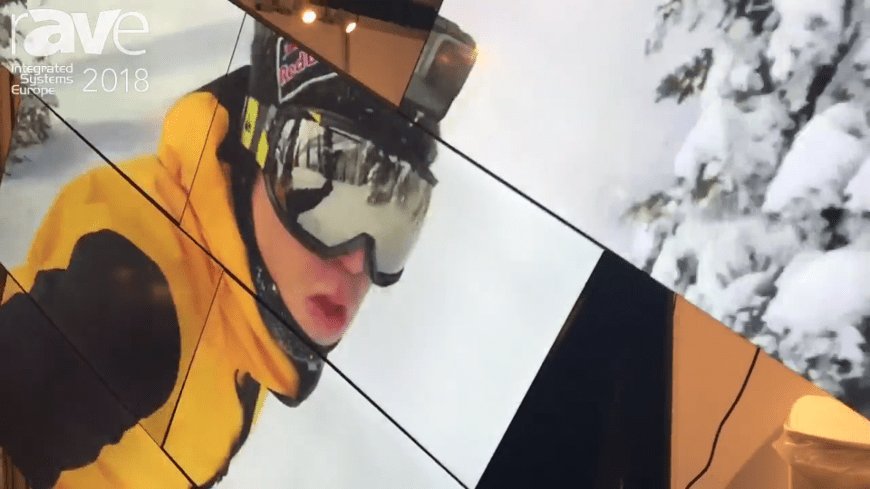  Künstlerische Videowand, die einen Skifahrer zeigt