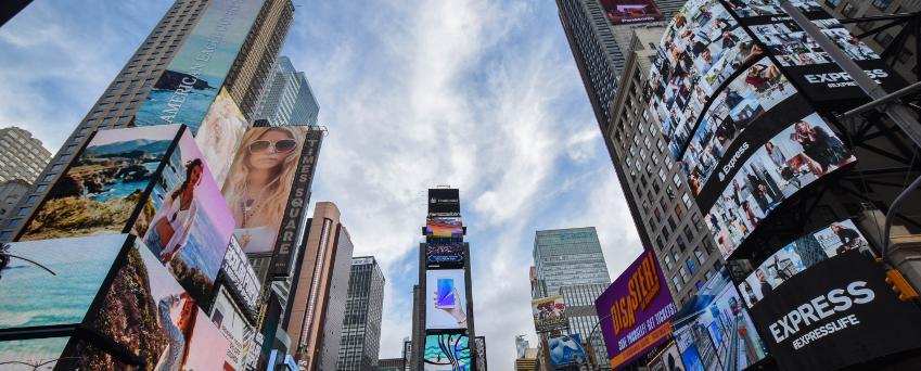 Der Times Square in New York City ist tagsüber mit Videowänden und digitaler Beschilderung ausgestattet