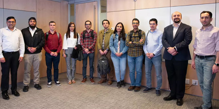 Gruppe von Studenten der University of Calgary und Mitarbeitern von Userful im Sitzungssaal.