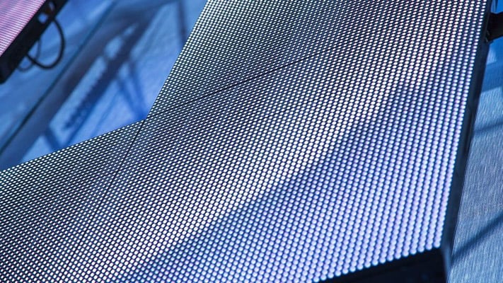 Nahaufnahme eines LED-Panels, das Teil einer Videowand ist