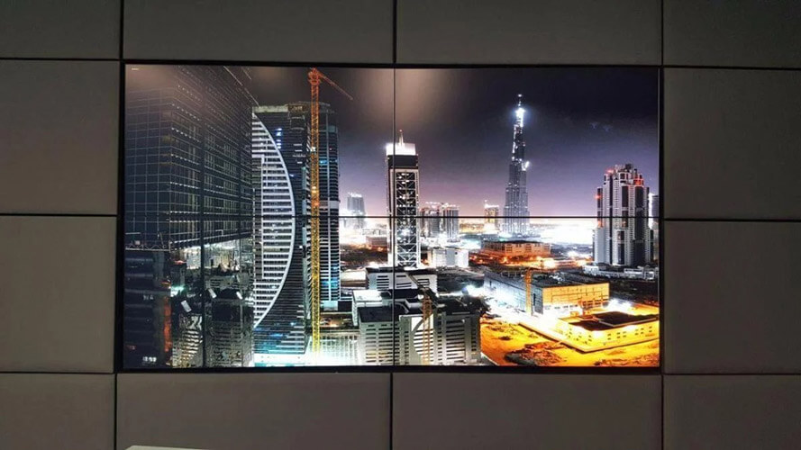 4-Panel-Videowand, die ein Foto der nächtlichen Innenstadt von Dubai zeigt