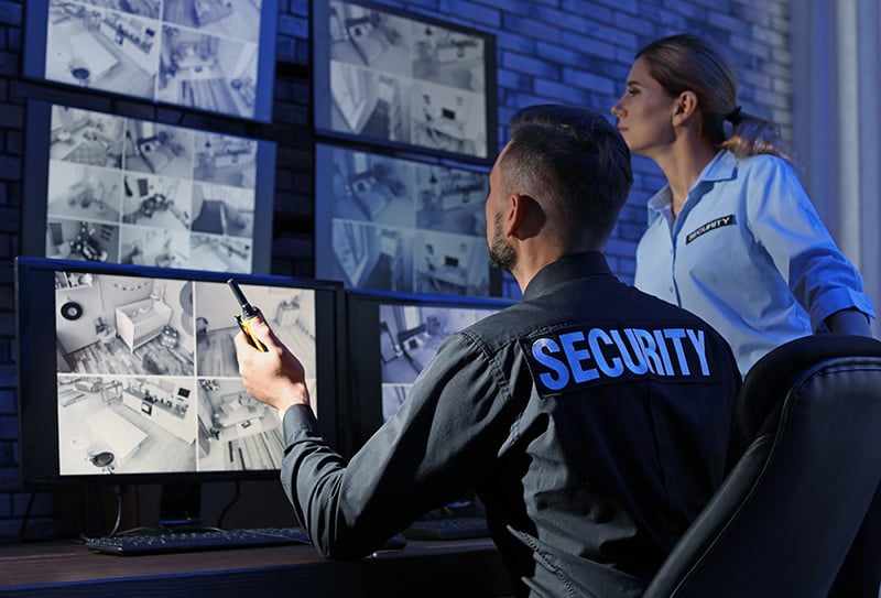Sicherheitsüberprüfung von Kameras auf Bildschirmen
