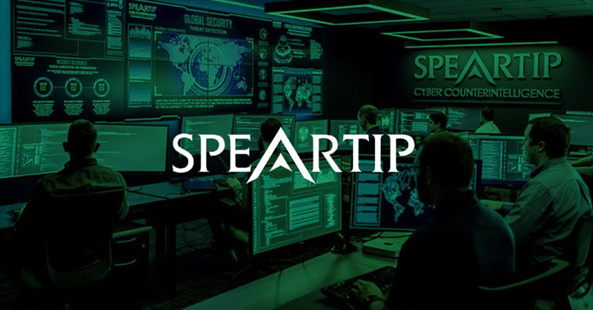 Speartip Cyber Counterintelligence Security Operations Center mit Videowänden, die Daten anzeigen, und Mitarbeitern an Arbeitsplätzen mit grünem Overlay und Logo